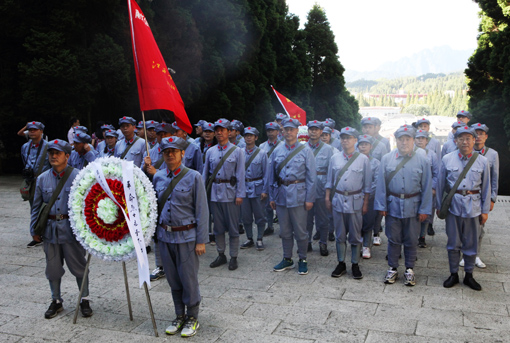 瞻仰革命烈士纪念碑.jpg 瞻仰革命烈士纪念碑.jpg
